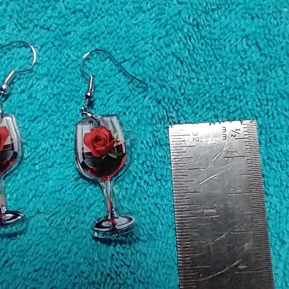 Cute wire dangle earrings wine glass red rose green leaves - Picture 2 of 3